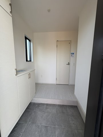 【玄関】 | 糟屋郡志免町王子3丁目2期　1号棟（全2棟）【仲介手数料無料・0円】 | 現地写真。