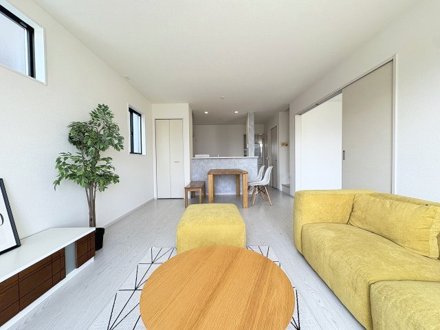 【居間・リビング】 | 糟屋郡志免町王子3丁目2期　1号棟（全2棟）【仲介手数料無料・0円】 | 現地写真。リビングです。