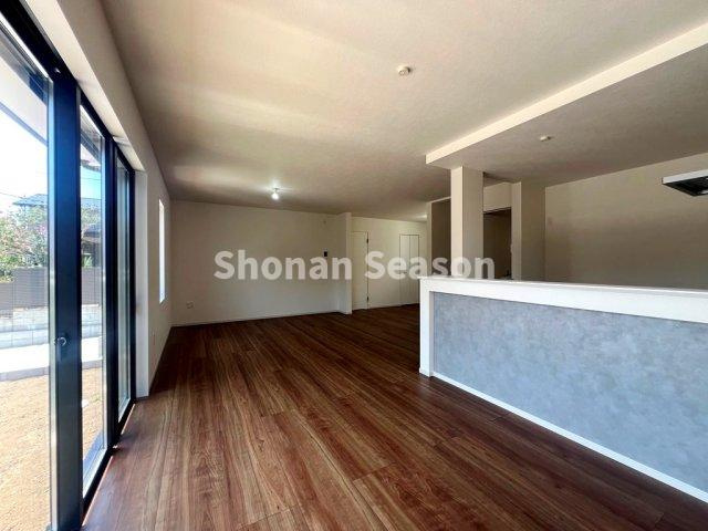 【キッチン】 | キッチンは配膳＆後片付けスムーズなカウンター付きです♪
1ｍくらいの小さなお子さまでも運べますよ。