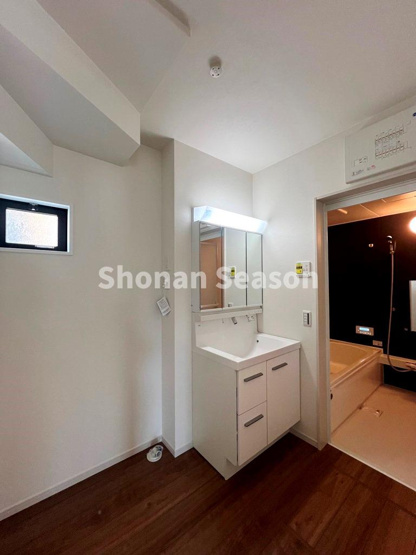 【独立洗面台】 | シャワータイプでお掃除楽々◎
ミラー裏部分にも収納スペースがございます♪