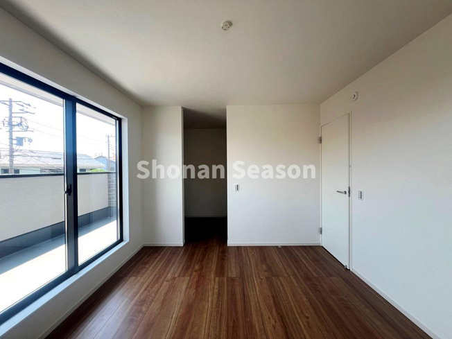 【洋室】 | 快適な家族時間が演出できるメイン居室は9.2帖◎
