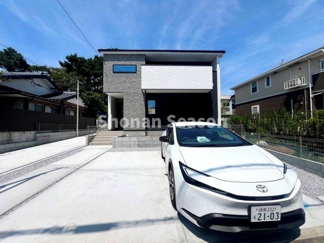 【駐車場】 | 家族複数台所有でも安心！お車は並列駐車が可能です♪
ぜひ現地でサイズ等、ご確認下さいね。