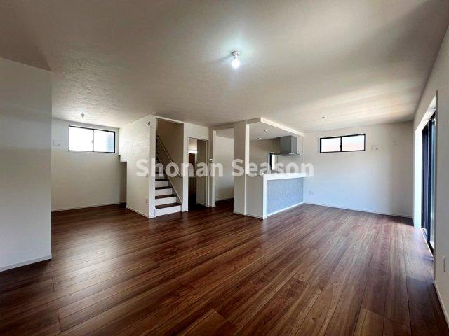 【居間・リビング】 | コミュニケーションが取りやすい人気のリビング階段◎
自然に顔を合わせる機会が増えますよ♪