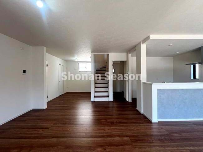 【居間・リビング】 | リビングには家族の様子を感じながらお料理できる、一体感のある対面キッチンをご用意しました♪