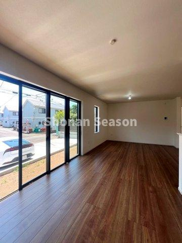 【居間・リビング】 | お庭に繋がるリビングは開放感も良好です♪
ゲストを招きやすい大型23.1帖の大空間が広がります。