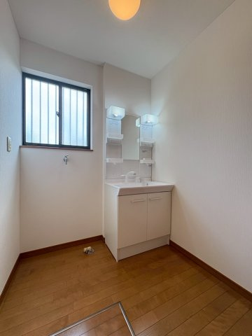 三郷市　新和4丁目　中古戸建の洗面所|使いやすい洗面所です