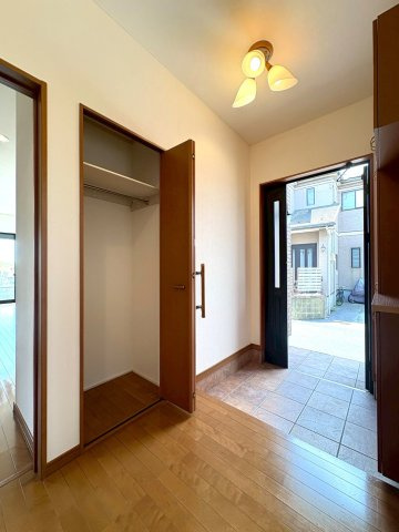 三郷市　新和4丁目　中古戸建の玄関|ゆったりとした玄関です