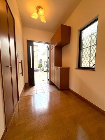 三郷市　新和4丁目　中古戸建の玄関|落ち着いた玄関です