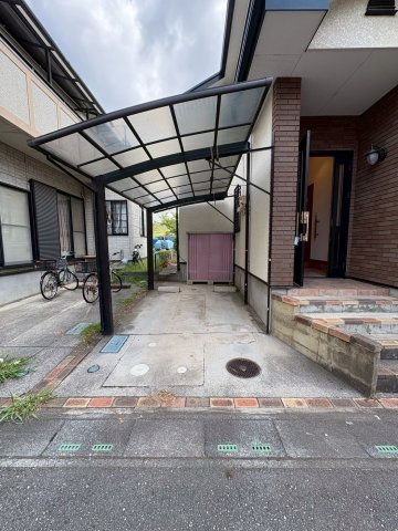 三郷市　新和4丁目　中古戸建の駐車場|車をお持ちの方に嬉しい駐車場付きの物件です