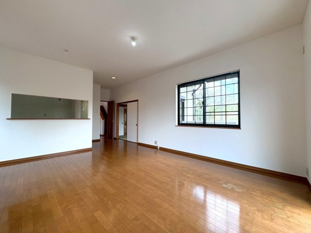 三郷市　新和4丁目　中古戸建の居間・リビング|ゆったりとしたリビングです