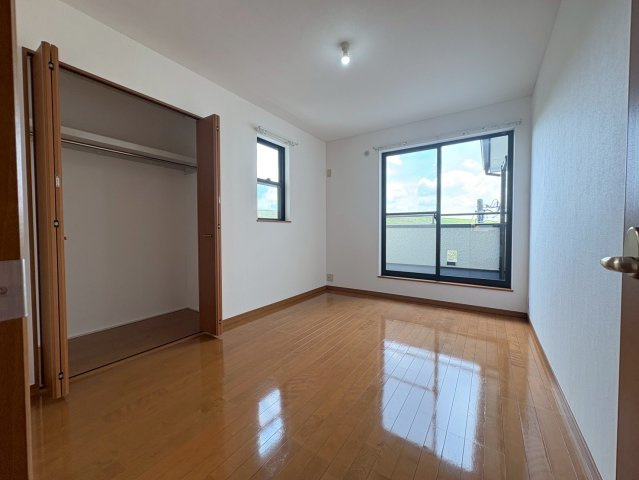 三郷市　新和4丁目　中古戸建の洋室|落ち着いた色調の洋室です