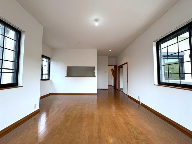 三郷市　新和4丁目　中古戸建の居間・リビング|使いやすいリビングです