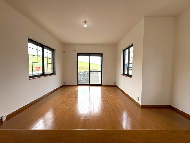 三郷市　新和4丁目　中古戸建の居間・リビング|ゆったりとしたリビングです