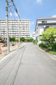 【前面道路含む現地写真】 | 【仲介手数料無料！！】稲城市大丸　新築戸建て（全3棟）2号棟　6730万円 | 令和7年８月３日撮影　建築中