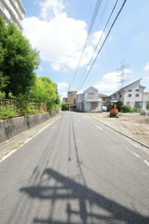 【前面道路含む現地写真】 | 【仲介手数料無料！！】稲城市大丸　新築戸建て（全3棟）3号棟　6680万円 | 令和7年８月３日撮影　建築中