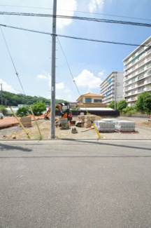 【外観】 | 【仲介手数料無料！！】稲城市大丸　新築戸建て（全3棟）3号棟　6680万円 | 令和7年８月３日撮影　建築中