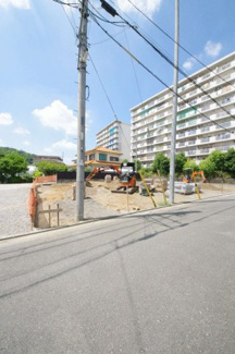 【外観】 | 【仲介手数料無料！！】稲城市大丸　新築戸建て（全3棟）3号棟　6680万円 | 令和7年８月３日撮影　建築中