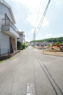 【前面道路含む現地写真】 | 【仲介手数料無料！！】稲城市大丸　新築戸建て（全3棟）3号棟　6680万円 | 令和7年８月３日撮影　建築中