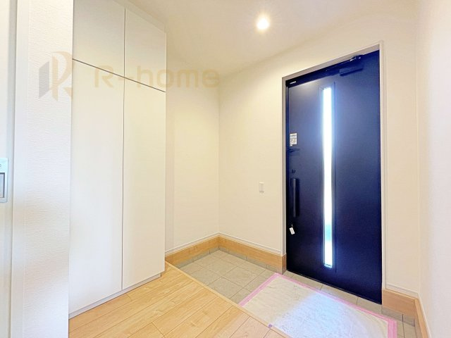 水戸市元吉田町3期　新築戸建て　1号棟の玄関|気持ちよくご家族やゲストを送迎できる穏やかな雰囲気の玄関♪大きな下駄箱で玄関廻りスッキリ♪