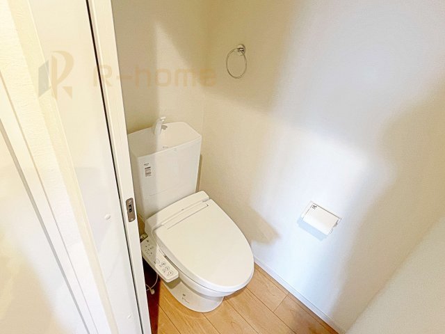 水戸市元吉田町3期　新築戸建て　1号棟のトイレ|温水洗浄便座付きのトイレ。
トイレが２ヵ所設置で朝の忙しい時間でも安心です。