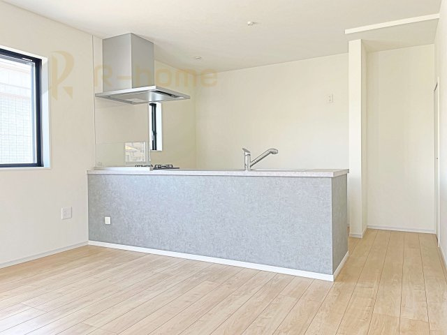 水戸市元吉田町3期　新築戸建て　1号棟のキッチン|料理をしながら会話も楽しめるカウンターキッチン！コンロ前も壁がない嬉しい仕様♪