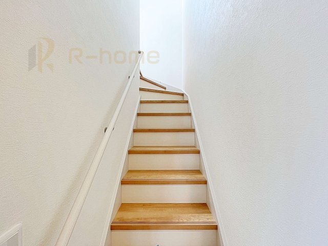 水戸市元吉田町3期　新築戸建て　1号棟の内装|手すりのついた階段！小さなお子様の利用も一安心です♪