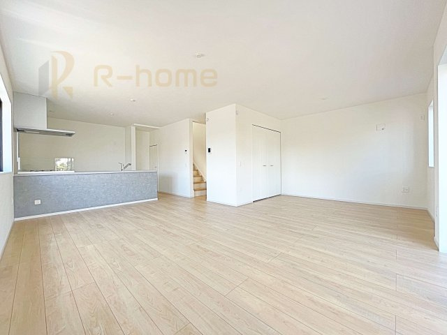 水戸市元吉田町3期　新築戸建て　1号棟の居間・リビング|広々としたLDK♪自然と家族が集まるリビング階段プラン♪