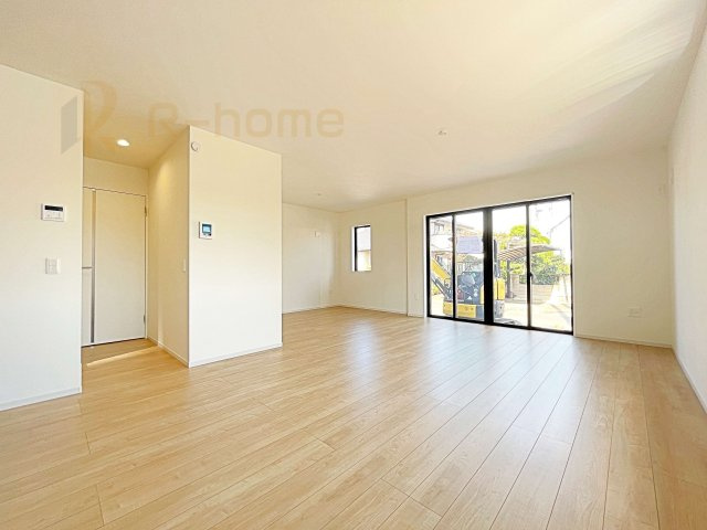 水戸市元吉田町3期　新築戸建て　1号棟の居間・リビング|開放感のあるリビングには収納スペースもあり、ゆったりした空間を保てます♪