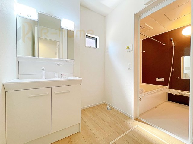 水戸市元吉田町3期　新築戸建て　1号棟の洗面所|清潔感溢れる洗面台は嬉しい三面鏡付き。洗剤や歯ブラシなどもすっきり収納できます♪