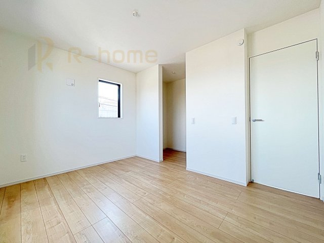 水戸市元吉田町3期　新築戸建て　1号棟の洋室|収納便利なウォークインクローゼット付きの洋室♪
明るく風通しの良いお部屋です♪