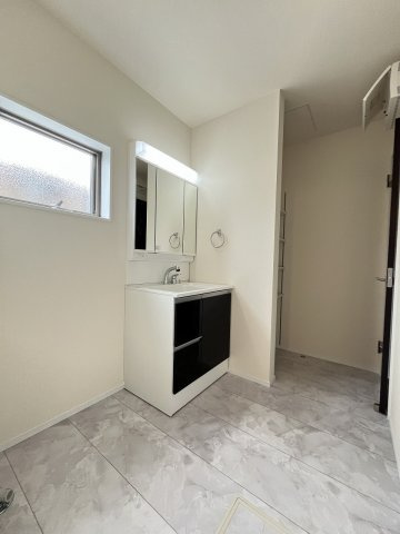 【洗面所】 | 福岡市西区今宿東2丁目　号棟（全2棟）【仲介手数料無料・0円】 | 施工例。施工例は完成時と異なる場合があります。