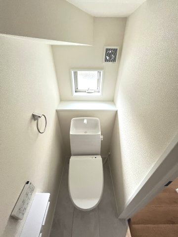 【内装】 | 福岡市西区今宿東2丁目　3号棟（全2棟）【仲介手数料無料・0円】 | 施工例。1階のトイレです。施工例は完成時と異なる場合があります。