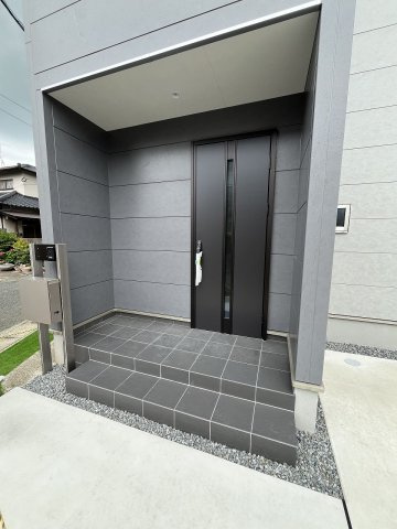 【玄関】 | 福岡市西区今宿東2丁目　3号棟（全2棟）【仲介手数料無料・0円】 | 施工例。施工例は完成時と異なる場合があります。