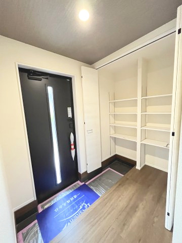 【玄関】 | 福岡市西区今宿東2丁目　3号棟（全2棟）【仲介手数料無料・0円】 | 施工例。施工例は完成時と異なる場合があります。