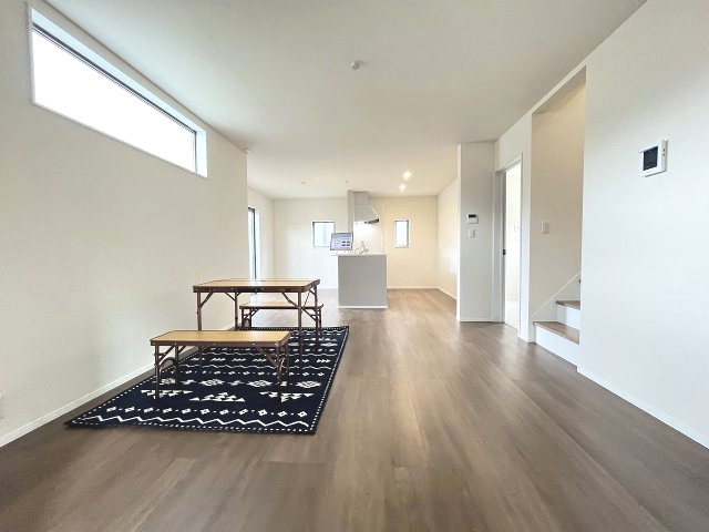 【内装】 | 福岡市西区今宿東2丁目　3号棟（全2棟）【仲介手数料無料・0円】 | 施工例。リビングです。施工例は完成時と異なる場合があります。