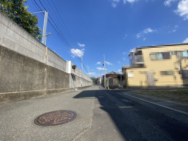 【成約済】長岡京市東神足2丁目の前面道路含む現地写真|スーパー・コンビニ等お買い物施設が充実しております♪