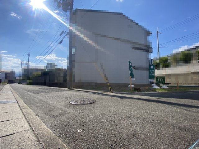 【成約済】長岡京市東神足2丁目の前面道路含む現地写真|緑ののぼりと看板が目印です！