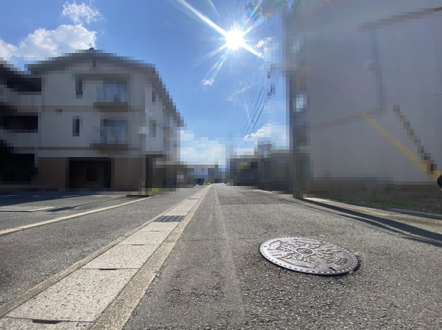 【成約済】長岡京市東神足2丁目の前面道路含む現地写真|小・中学校が徒歩圏内で、通学も安心！