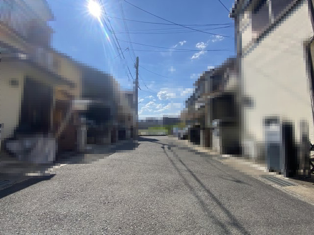 長岡京市久貝2丁目の前面道路含む現地写真|前道幅員 約6ｍで車の出し入れもスムーズです！