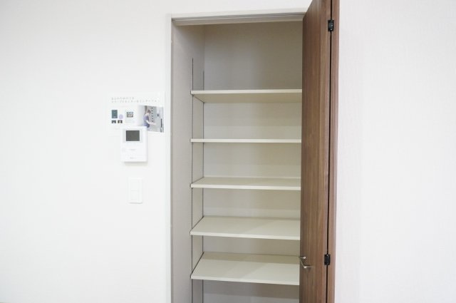 越谷市大字下間久里 新築分譲住宅 全2棟 No,1の居間・リビング|収納