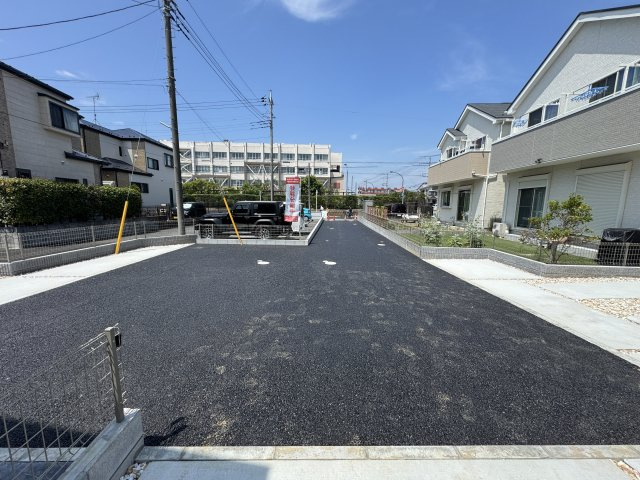 松戸市栄町西２丁目新築戸建【旭町小学校：7分】の前面道路含む現地写真|建物前面協定道路・直径8ｍ