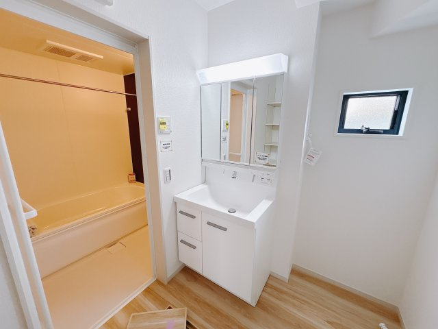 宇都宮市東峰町 ２期 新築住宅 全４棟の浴室|〇1号棟　浴室〇
浴室乾燥機付きなのでお洗濯をいつしてもOK。
カビがたまりにくいのでお掃除もらくちんなので、お風呂掃除はパパが担当でも大丈夫ですね。
※2025年8月撮影