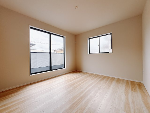 宇都宮市東峰町 ２期 新築住宅 全４棟の独立洗面台|〇1号棟　洗面化粧台〇
三面鏡のウラやシンク下の収納、たっぷり！お手入れ楽々シャワー付き洗面化粧台。くもり止め付きのため、お風呂上りでも見やすい鏡です！
※2025年8月撮影