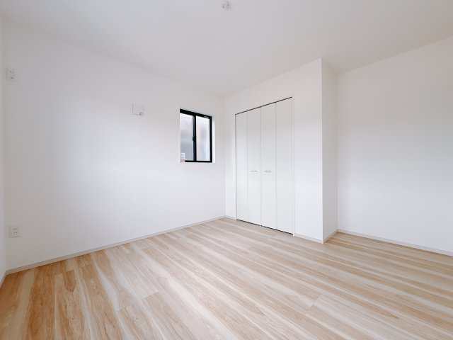 宇都宮市東峰町 ２期 新築住宅 全４棟の洋室|〇1号棟　2F洋室8.1帖〇
ウォークインクローゼット完備の洋室です。大きな窓から暖かな日差しが入って明るい印象♪バルコニーに面しているので、勉強やテレワークの合間の気分転換もできてリフレッシュ