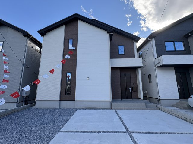 宇都宮市東峰町 ２期 新築住宅 全４棟の外観|〇2号棟【4LDK+フリースペース+WIC】
水廻り集中家事動線で家事ラクプラン♪
2階洋室には大型収納スペース完備♪
収納にお困りの方にもうれしいプランです。
※2025年11月撮影