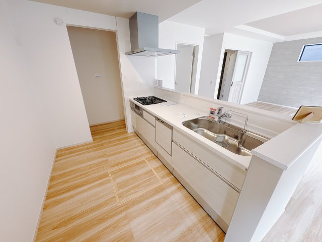 宇都宮市東峰町 ２期 新築住宅 全４棟の居間・リビング|〇1号棟　LDKスタディカウンター〇
キッチンヨコにスタディカウンターを設置。お料理しながらお子様のお勉強の様子もうかがえます。親子のコミュニケーションも取りやすいですね。
※2025年8月撮影