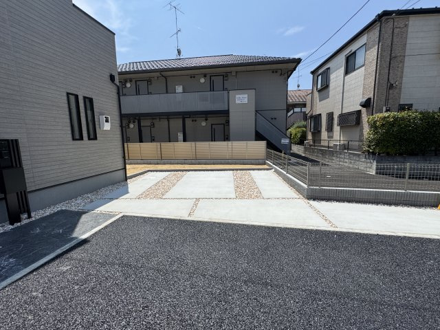 松戸市栄町西２丁目新築戸建【旭町小学校：7分】の駐車場|2号棟駐車スペース・並列2台駐車可
