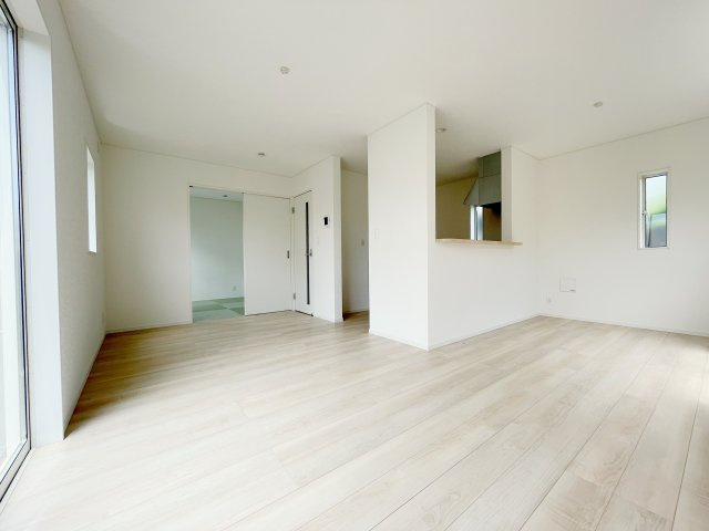 新築戸建・建売　大田原市末広第5　Cradle Garden　全4棟の居間・リビング|16.5帖のLDKは大きな掃き出し窓からたっぷり陽の光が射し込み明るい♪三面窓なので風通しも良好！