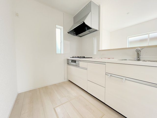 新築戸建・建売　大田原市末広第5　Cradle Garden　全4棟のキッチン|窓付きシステムキッチン♪対面キッチンなので料理中の圧迫感を感じない設計です！