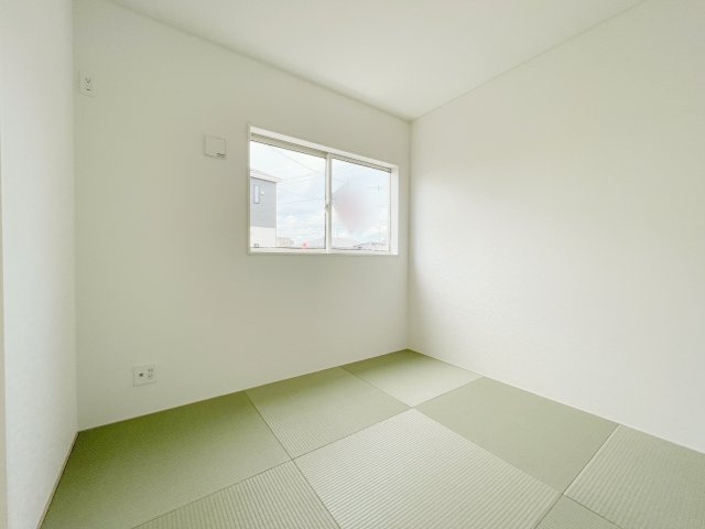 新築戸建・建売　大田原市末広第5　Cradle Garden　全4棟の和室|窓の位置が高いので小さなお子様が和室でお昼寝していても周囲の視線を気にすることなく安心です♪